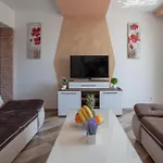 アパート 1 Bedroom Awesome In ヴォディツェ