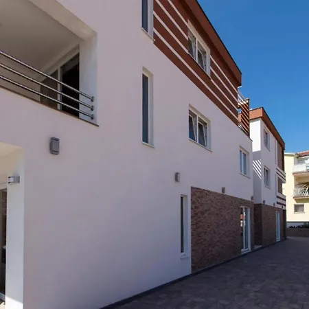 1 Bedroom Awesome In Apartment *
